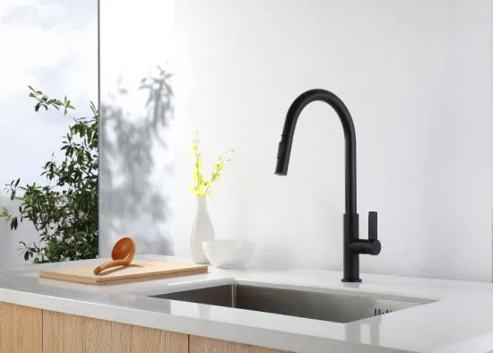 Grifo de agua de cocina extraíble con caño en forma de U delgado de latón de color negro