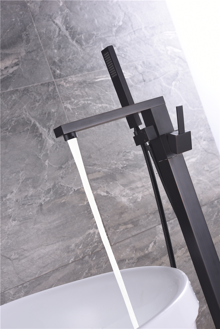 Grifo de bañera de llenado de bañera independiente Grifos de baño de latón de montaje en piso negro con ducha de mano