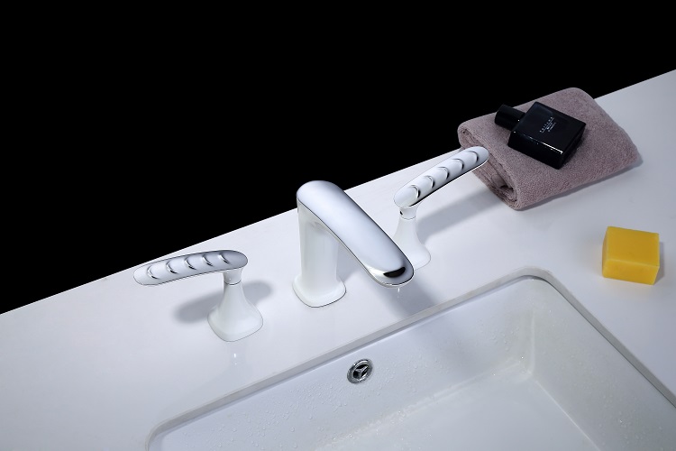 Grifos de lavabo con manijas dobles montados en cubierta Grifos mezcladores de agua Grifos de lujo de 3 orificios Lavabo de baño