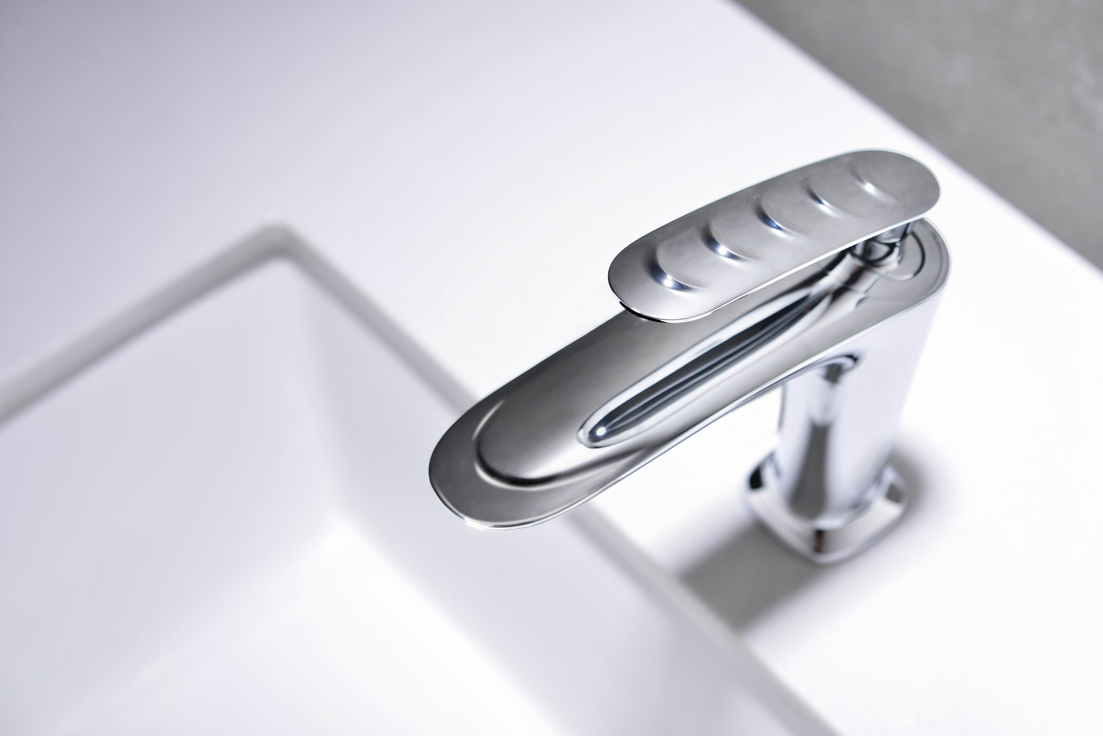 Grifo de lavabo de grifo de latón de una manija de aleación de zinc de moda