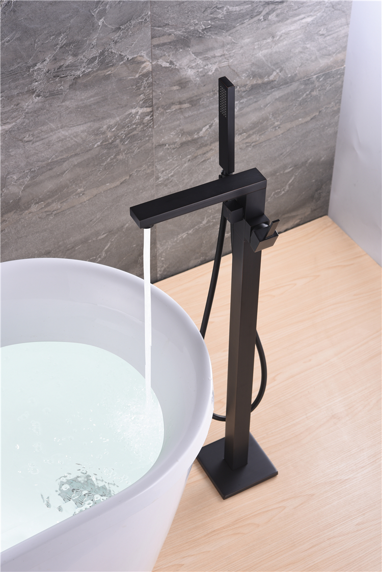 CE CUPC Marca de agua Negro mate Grifo de bañera independiente Grifo de montaje en piso con auricular de ducha para Canadá