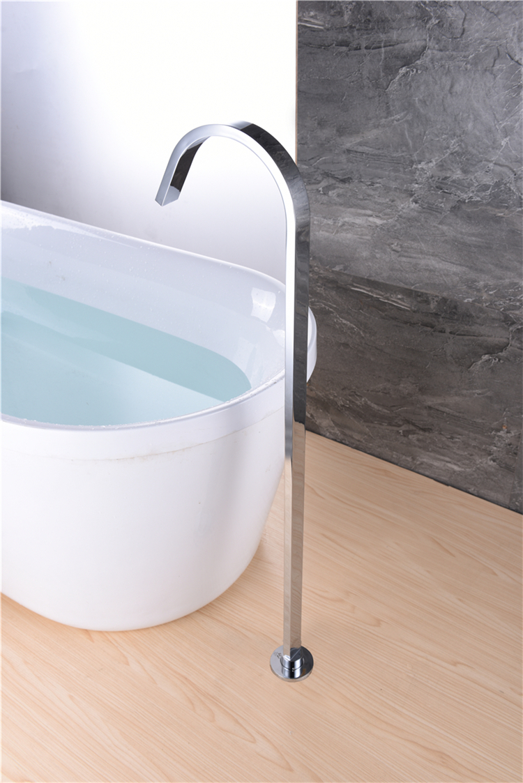 Grifo de bañera independiente con relleno de bañera montado en el piso con acabado cromado