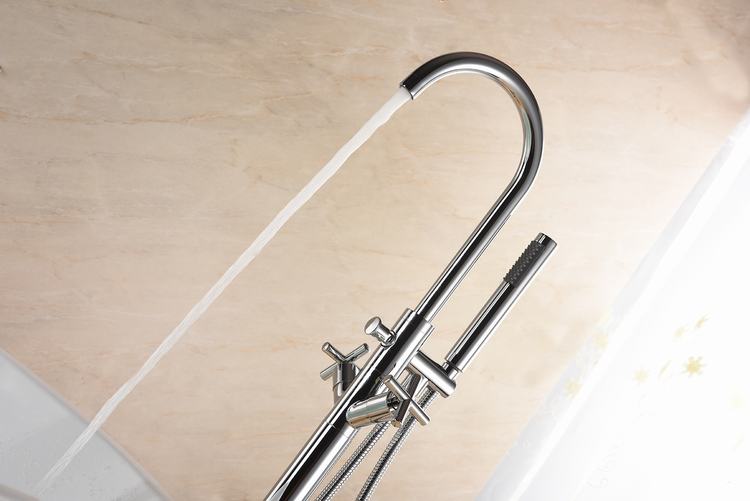 Grifo de llenado de bañera moderno Grifo de bañera independiente montado en el piso con ducha de mano en cromo